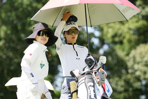 18番、ティーショットを待つ間、頭に氷のうを乗せる安田祐香（撮影・宮地輝）