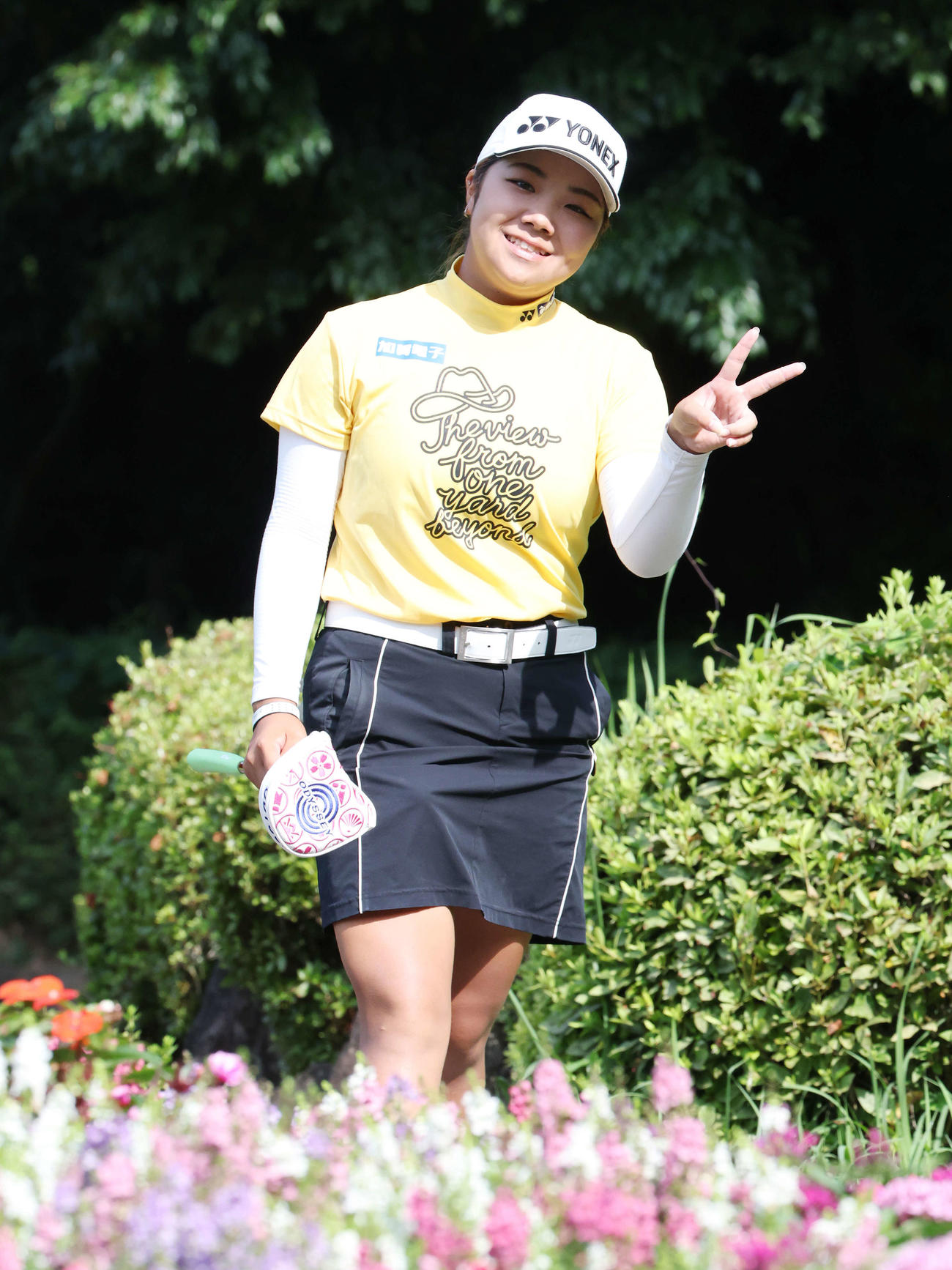 笑顔でピースサインして4番に向かう大久保柚季（撮影・宮地輝）