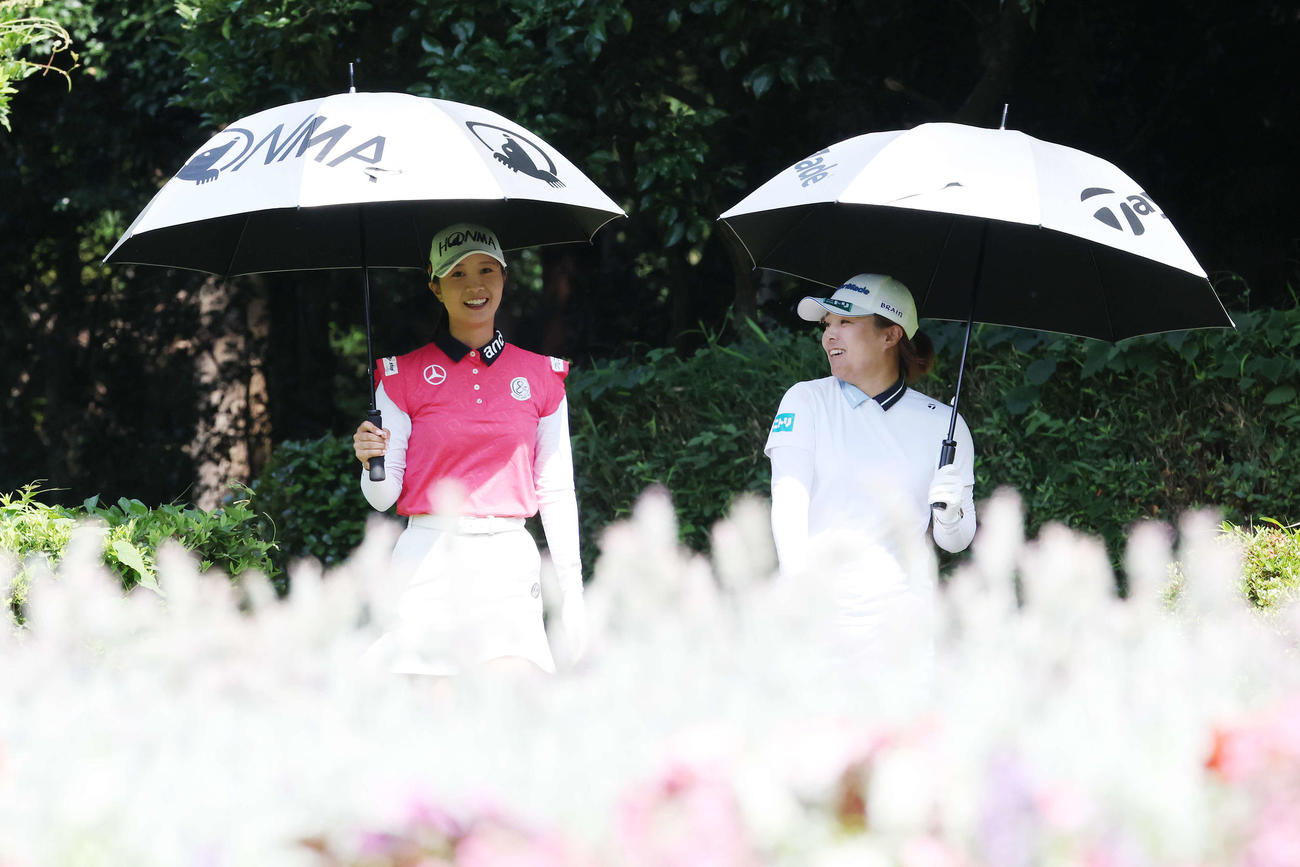 笑顔で話しながら4番に向かう金沢志奈（左）と永峰咲希（撮影・宮地輝）