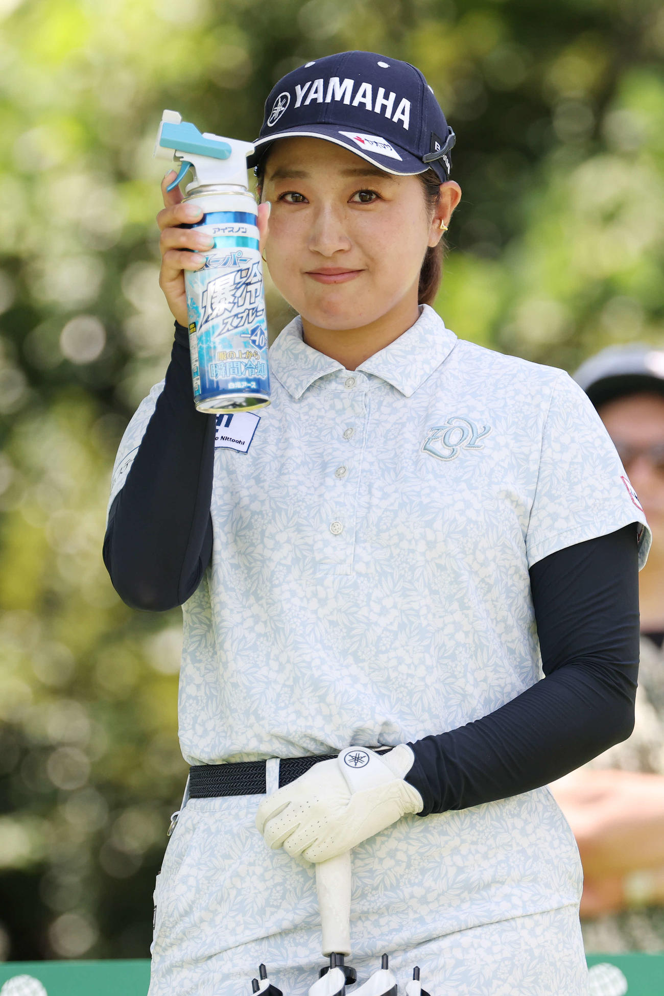 18番、冷却スプレーを手にする高木優奈（撮影・宮地輝）