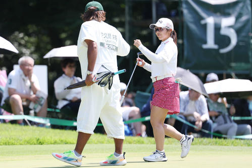 15番、バーディーパットを決め後藤勝キャディー（左）とグータッチする佐久間朱莉（撮影・宮地輝）