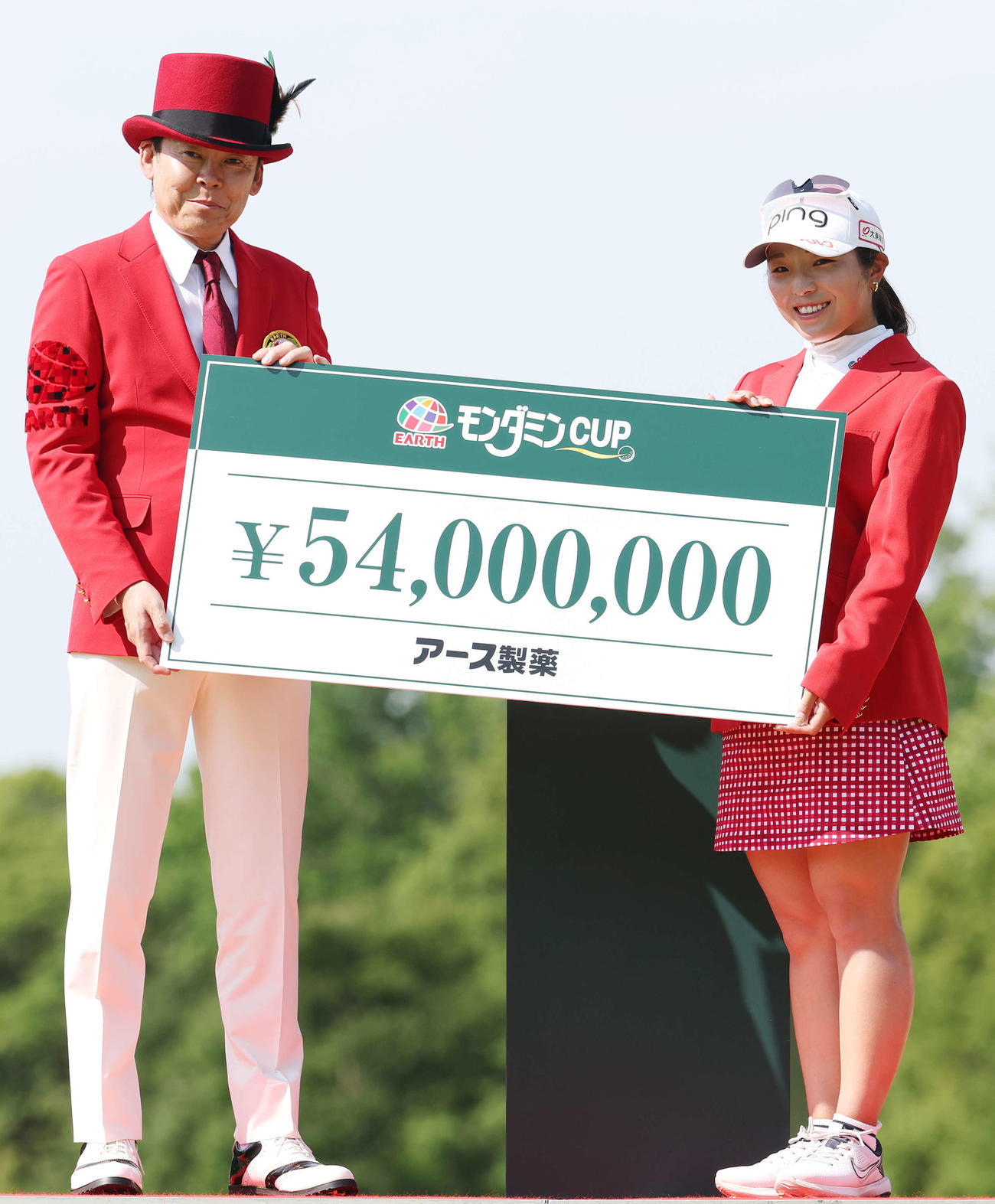 アース製薬の川端克宜社長（左）から優勝賞金5400万円を受け取る佐久間朱莉（撮影・宮地輝）