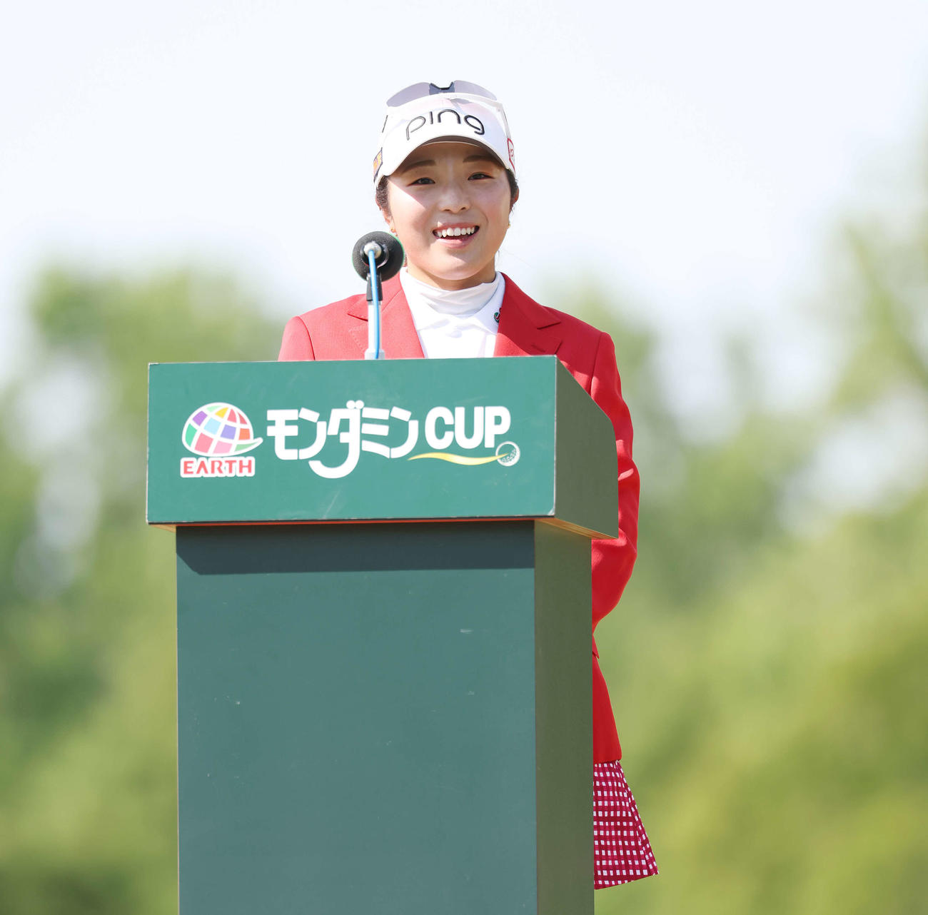 優勝スピーチを行う佐久間朱莉（撮影・宮地輝）