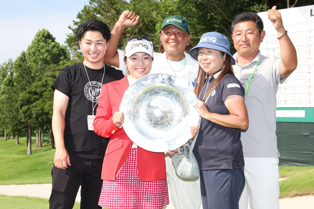 優勝した佐久間朱莉（左から2人目）は後藤勝キャディー（中央）と家族と記念撮影、左から兄の怜央、2人おいて母の美樹子さん、父の浩太郎さん（撮影・宮地輝）