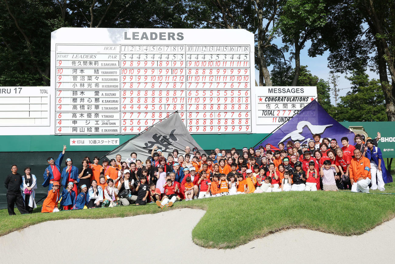 優勝した佐久間朱莉はよさこいを披露した人たちと記念撮影（撮影・宮地輝）