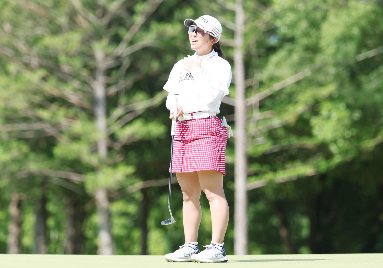 ウイニングパットを決めほっとする佐久間朱莉（撮影・宮地輝）