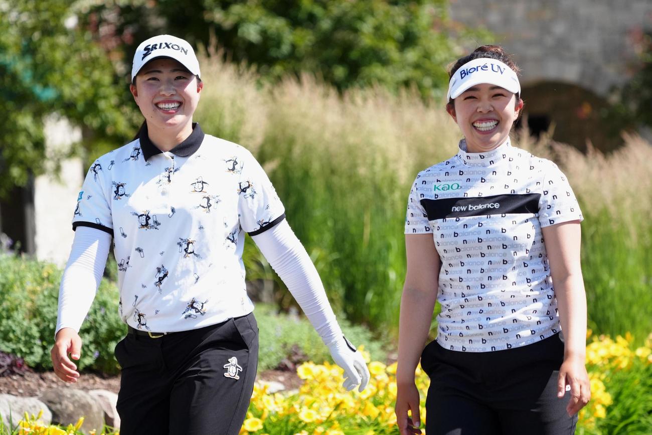 第3ラウンド、18番で笑顔を見せる竹田麗央（左）、山下美夢有組（共同）