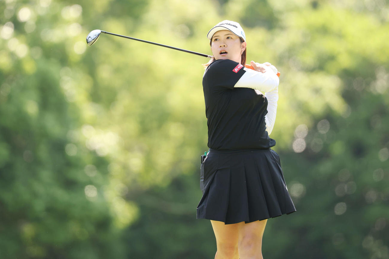 2番、ティーショットを放つ泉田琴菜（撮影・宮地輝）