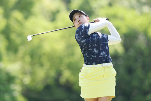 2番、ティーショットを放つ高木優奈（撮影・宮地輝）