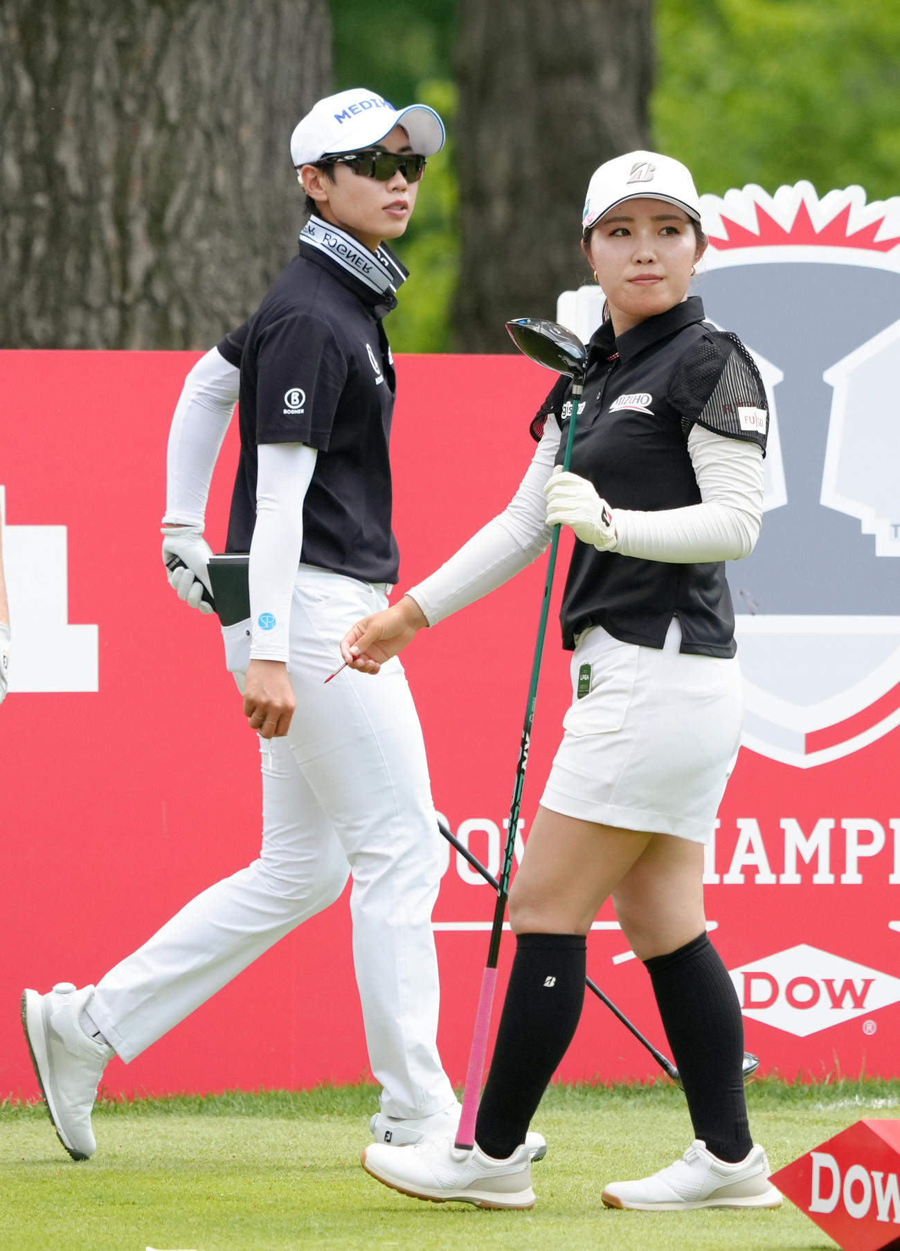 最終ラウンド、通算13アンダーで18位の古江彩佳（右）、安ナリン組（共同）