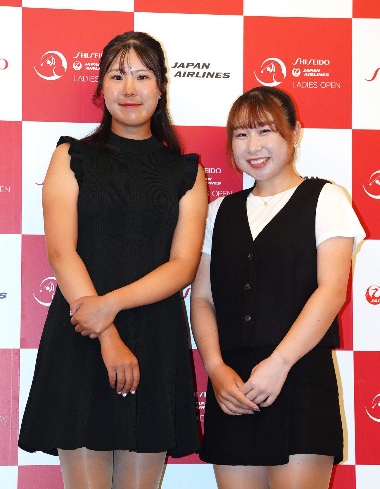 資生堂・JALレディースの前夜祭でドレスアップ撮影に臨む高野（左）と荒木（撮影・江口和貴）