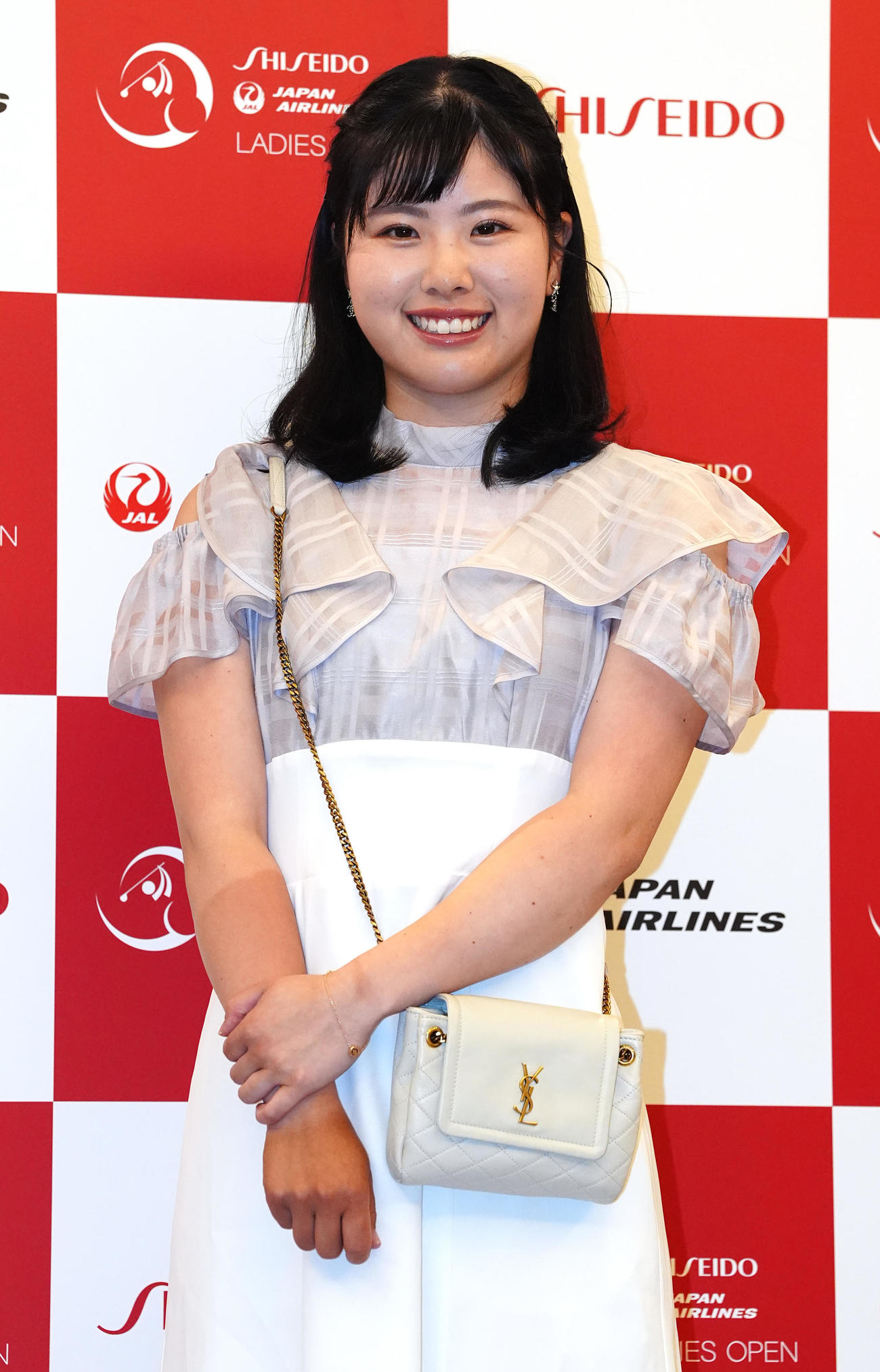 資生堂・JALレディースの前夜祭でドレスアップ撮影に臨む尾関（撮影・江口和貴）