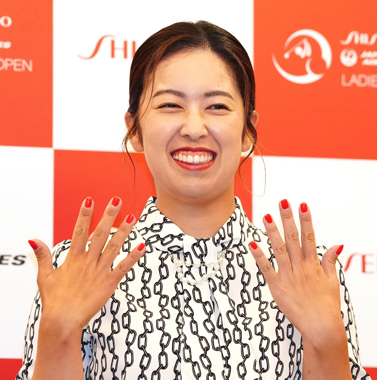 資生堂・JALレディースの前夜祭でドレスアップ撮影に臨む天本（撮影・江口和貴）