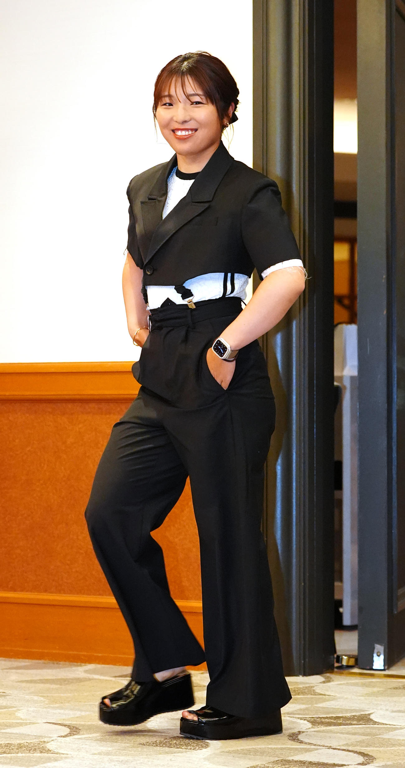 資生堂・JALレディースの前夜祭でドレスアップ撮影に臨む佐久間（撮影・江口和貴）