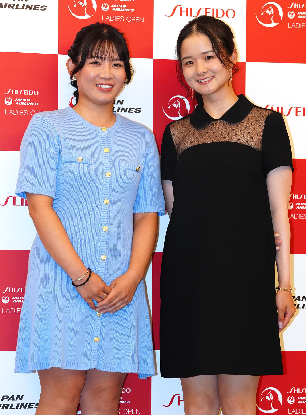資生堂・JALレディースの前夜祭でドレスアップ撮影に臨む吉本（左）と川崎（撮影・江口和貴）