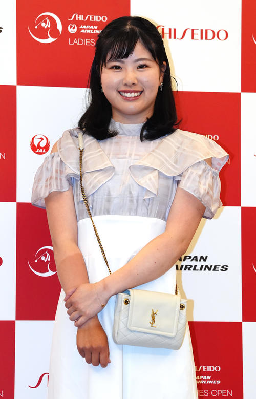 資生堂・JALレディースの前夜祭でドレスアップ撮影に臨む尾関（撮影・江口和貴）