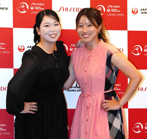 資生堂・JALレディースの前夜祭でドレスアップ撮影に臨む後藤（左）と渋沢（撮影・江口和貴）