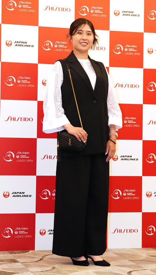 資生堂・JALレディースの前夜祭でドレスアップ撮影に臨む大里（撮影・江口和貴）