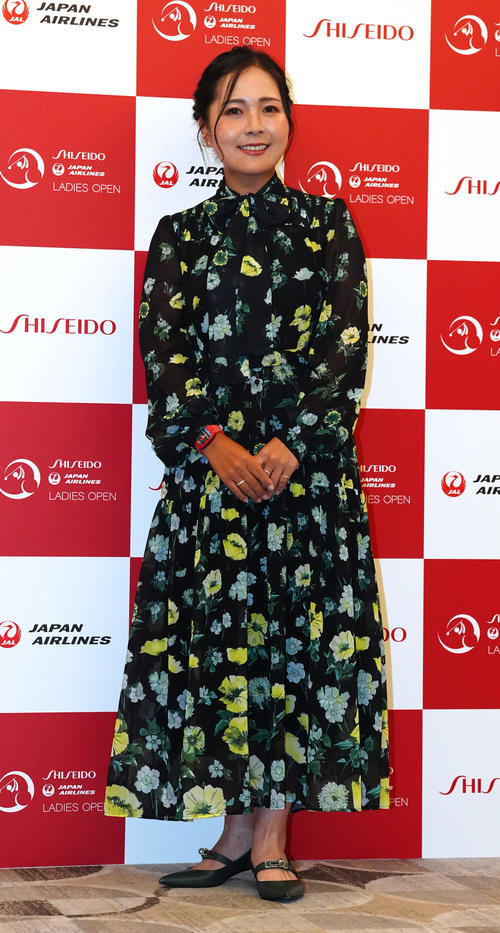 資生堂・JALレディースの前夜祭でドレスアップ撮影に臨む青木（撮影・江口和貴）