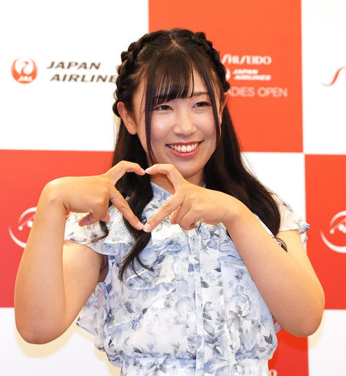 資生堂・JALレディースの前夜祭でドレスアップ撮影に臨む菅沼（撮影・江口和貴）