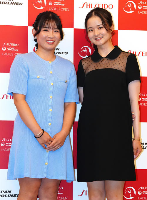 資生堂・JALレディースの前夜祭でドレスアップ撮影に臨む吉本（左）と川崎（撮影・江口和貴）