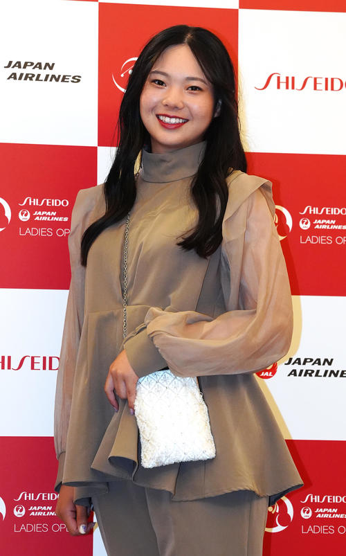資生堂・JALレディースの前夜祭でドレスアップ撮影に臨む菅（撮影・江口和貴）