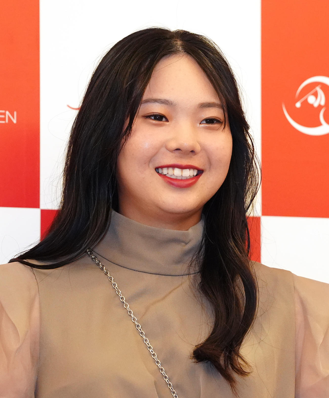 資生堂・JALレディースの前夜祭でドレスアップ撮影に臨む菅（撮影・江口和貴）
