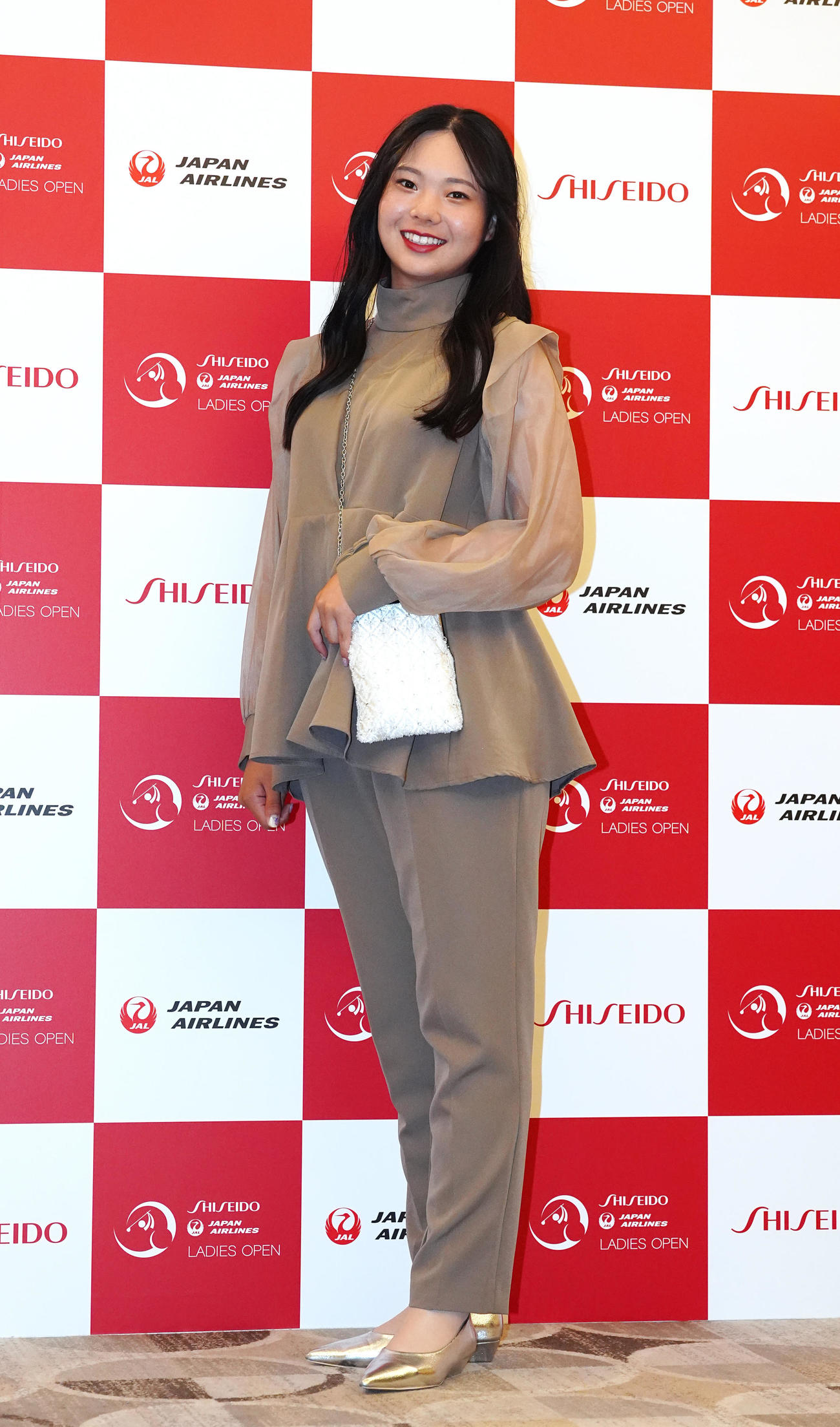 資生堂・JALレディースの前夜祭でドレスアップ撮影に臨む菅（撮影・江口和貴）