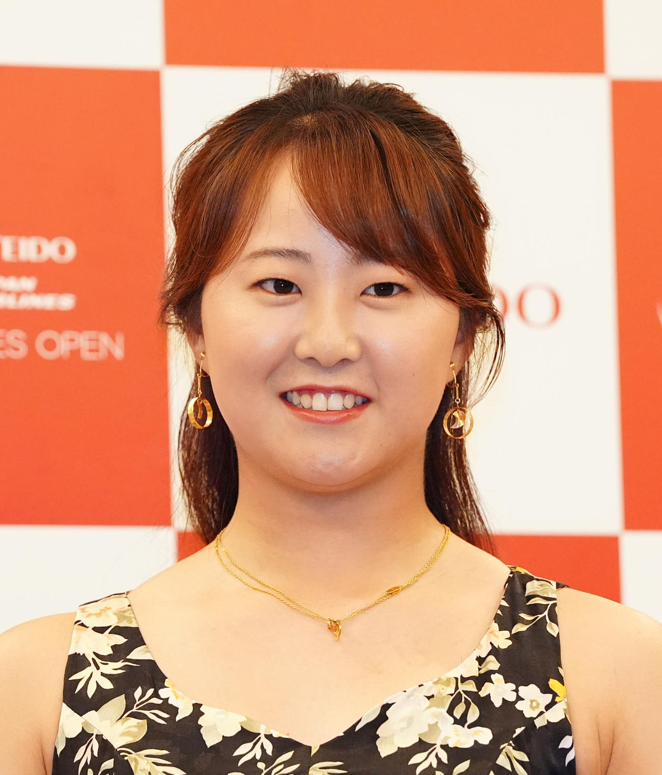 資生堂・JALレディースの前夜祭でドレスアップ撮影に臨む稲垣（撮影・江口和貴）