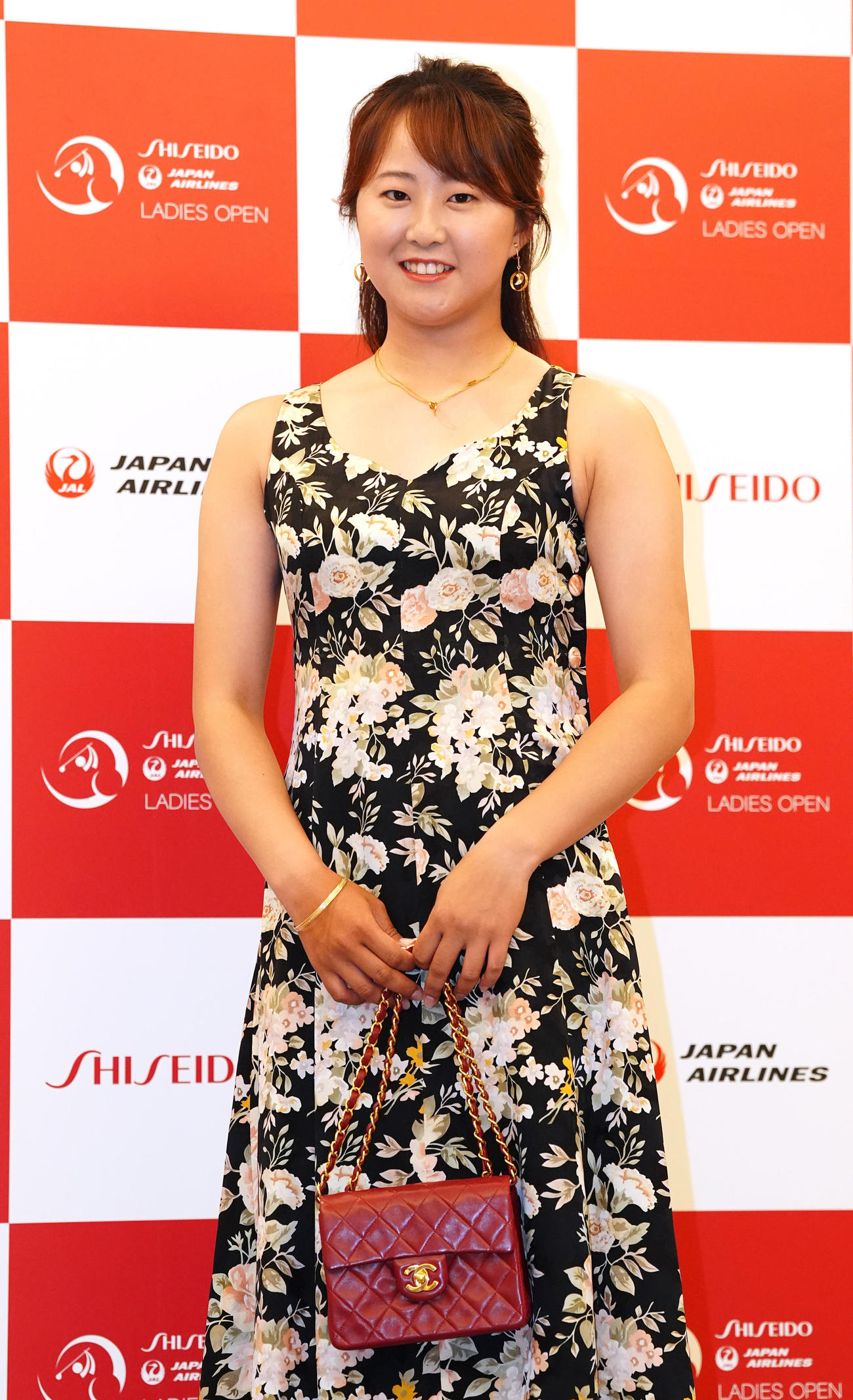 資生堂・JALレディースの前夜祭でドレスアップ撮影に臨む稲垣（撮影・江口和貴）