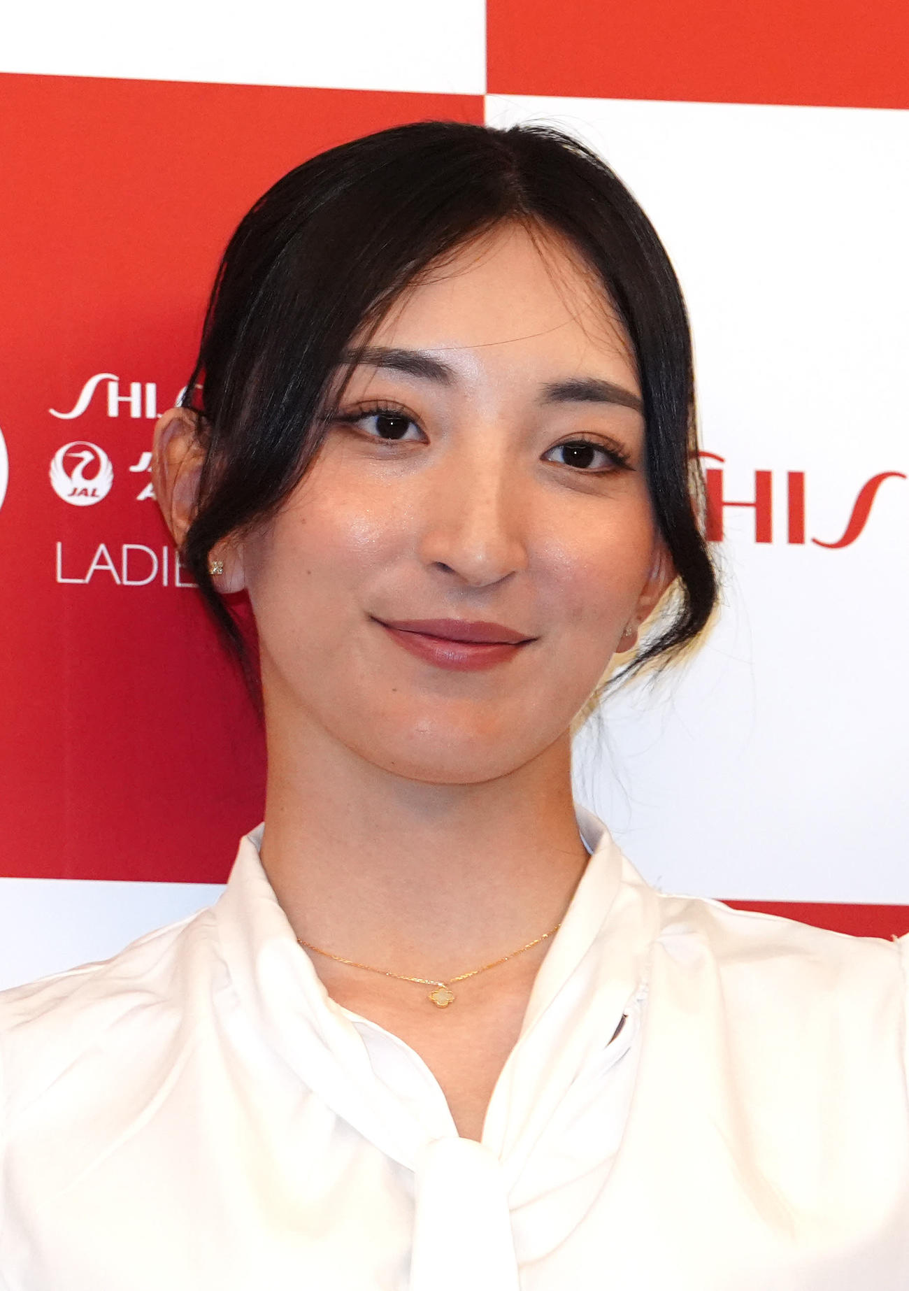 資生堂・JALレディースの前夜祭でドレスアップ撮影に臨む脇元（撮影・江口和貴）