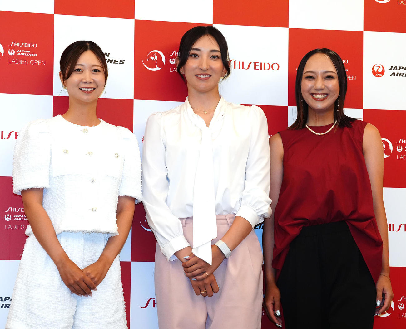 資生堂・JALレディースの前夜祭でドレスアップ撮影に臨む、左から金沢、脇元、宮田（撮影・江口和貴）