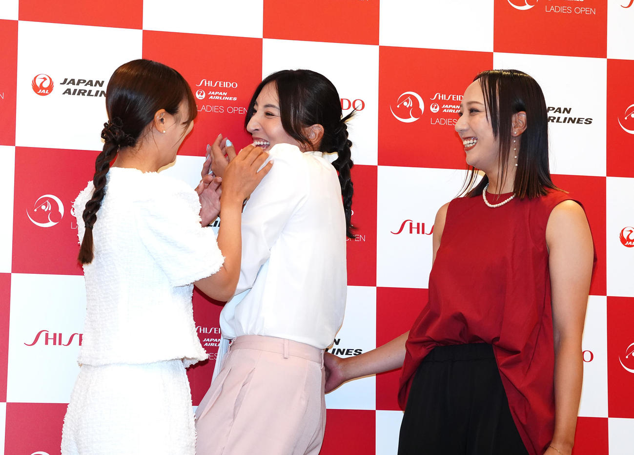資生堂・JALレディースの前夜祭でドレスアップ撮影に臨む、左から金沢、脇元、宮田（撮影・江口和貴）