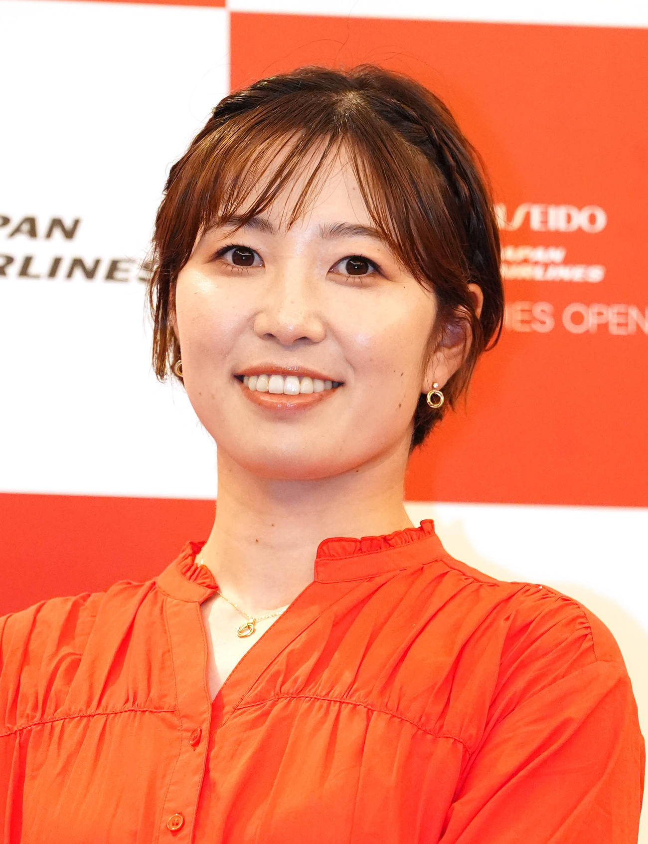 資生堂・JALレディースの前夜祭でドレスアップ撮影に臨む蛭田（撮影・江口和貴）