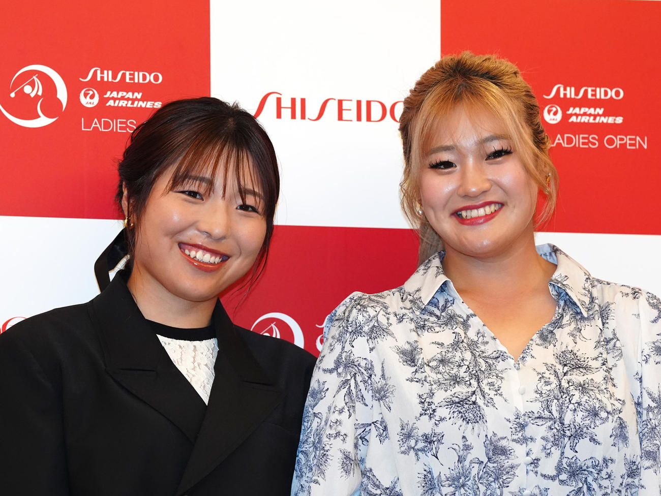 資生堂・JALレディースの前夜祭でドレスアップ撮影に臨む佐久間（左）と桑木（撮影・江口和貴）
