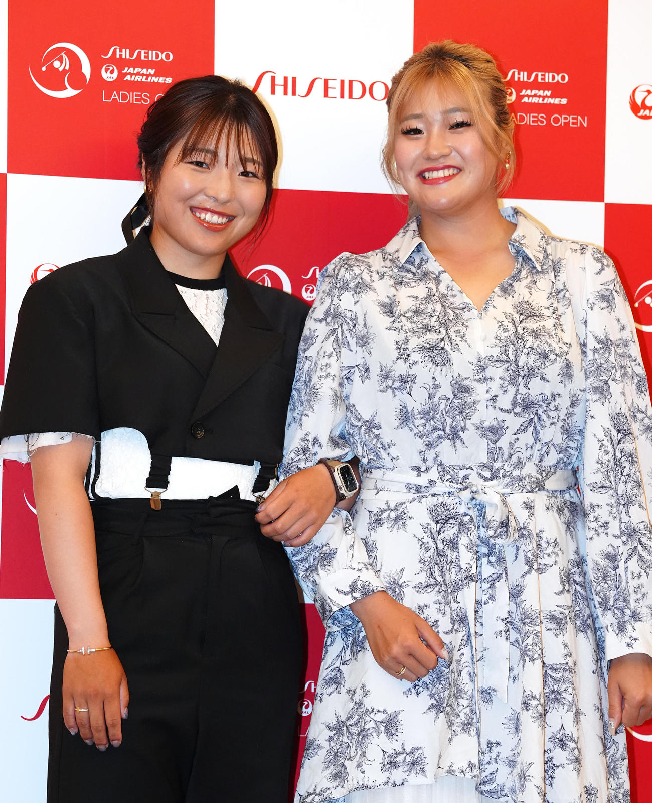 資生堂・JALレディースの前夜祭でドレスアップ撮影に臨む佐久間（左）と桑木（撮影・江口和貴）