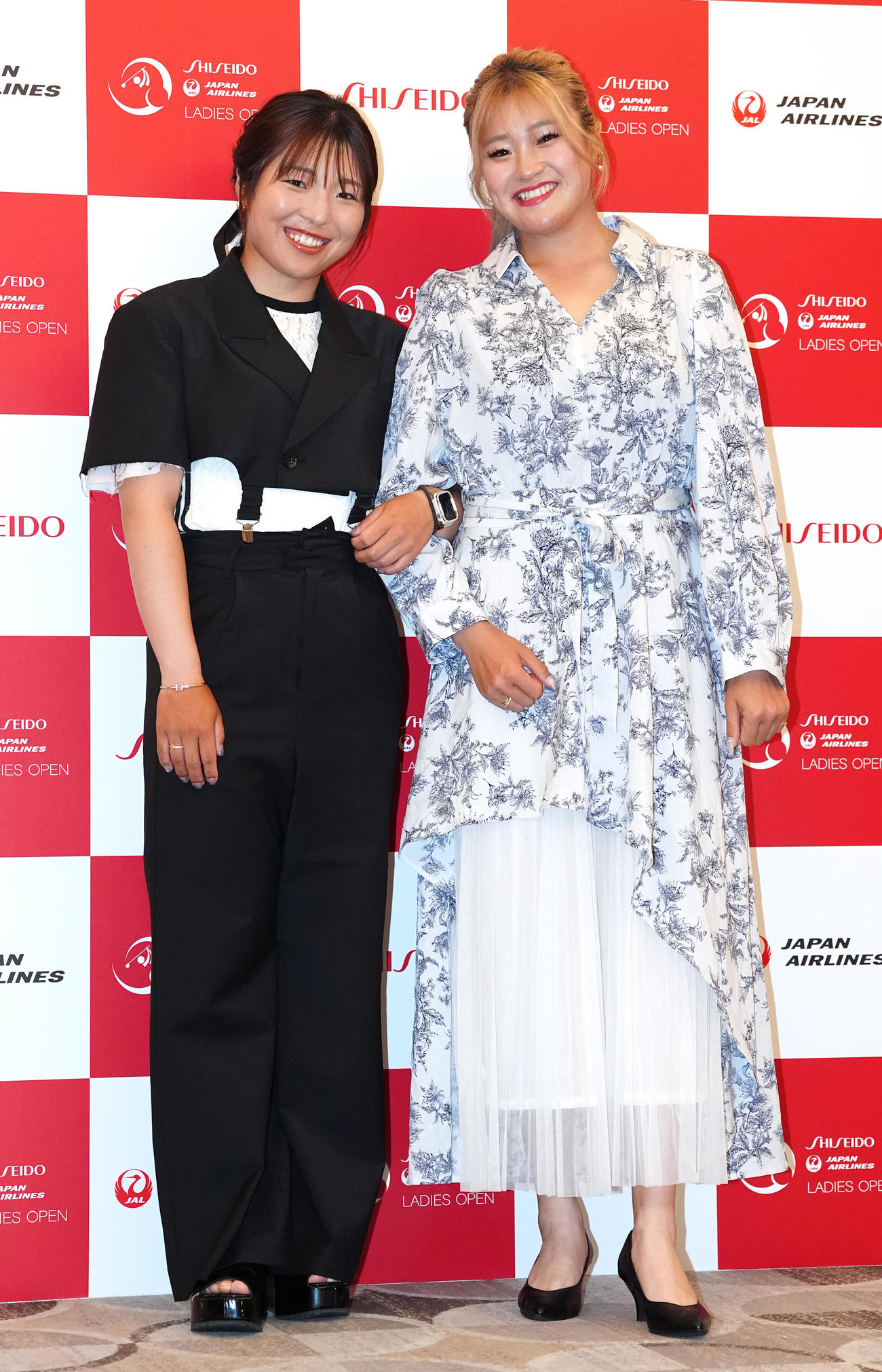 資生堂・JALレディースの前夜祭でドレスアップ撮影に臨む佐久間（左）と桑木（撮影・江口和貴）