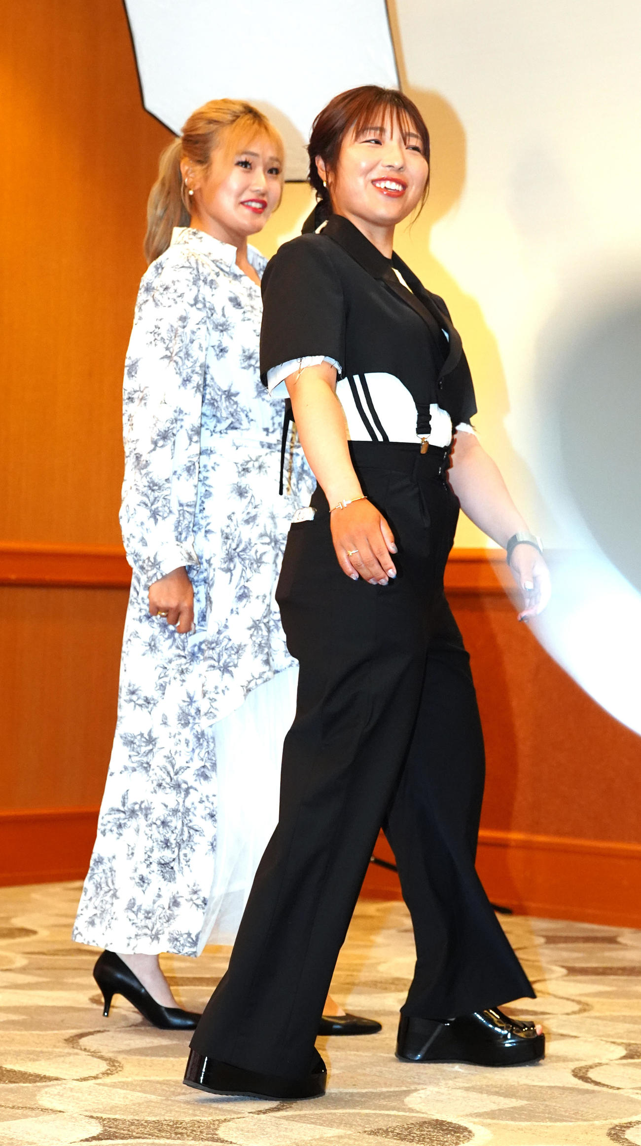資生堂・JALレディースの前夜祭でドレスアップ撮影に臨んだ佐久間（右）と桑木（撮影・江口和貴）