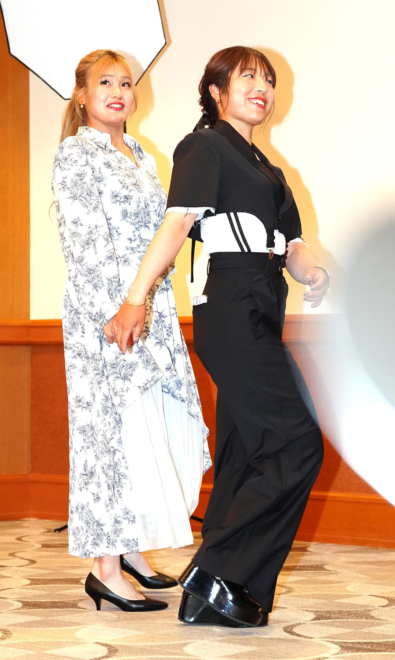 資生堂・JALレディースの前夜祭でドレスアップ撮影に臨んだ佐久間（右）と桑木（撮影・江口和貴）