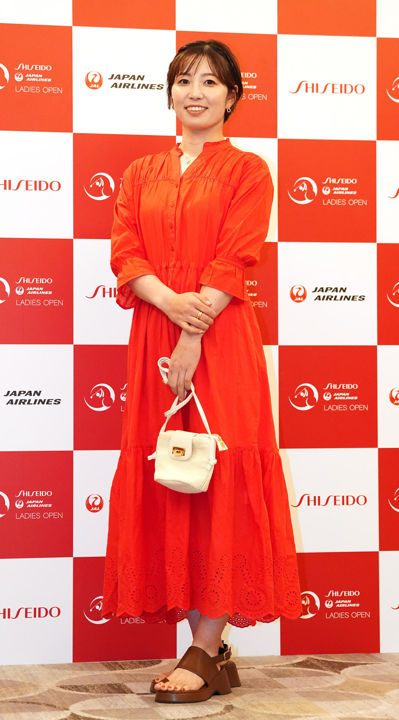 資生堂・JALレディースの前夜祭でドレスアップ撮影に臨む蛭田（撮影・江口和貴）