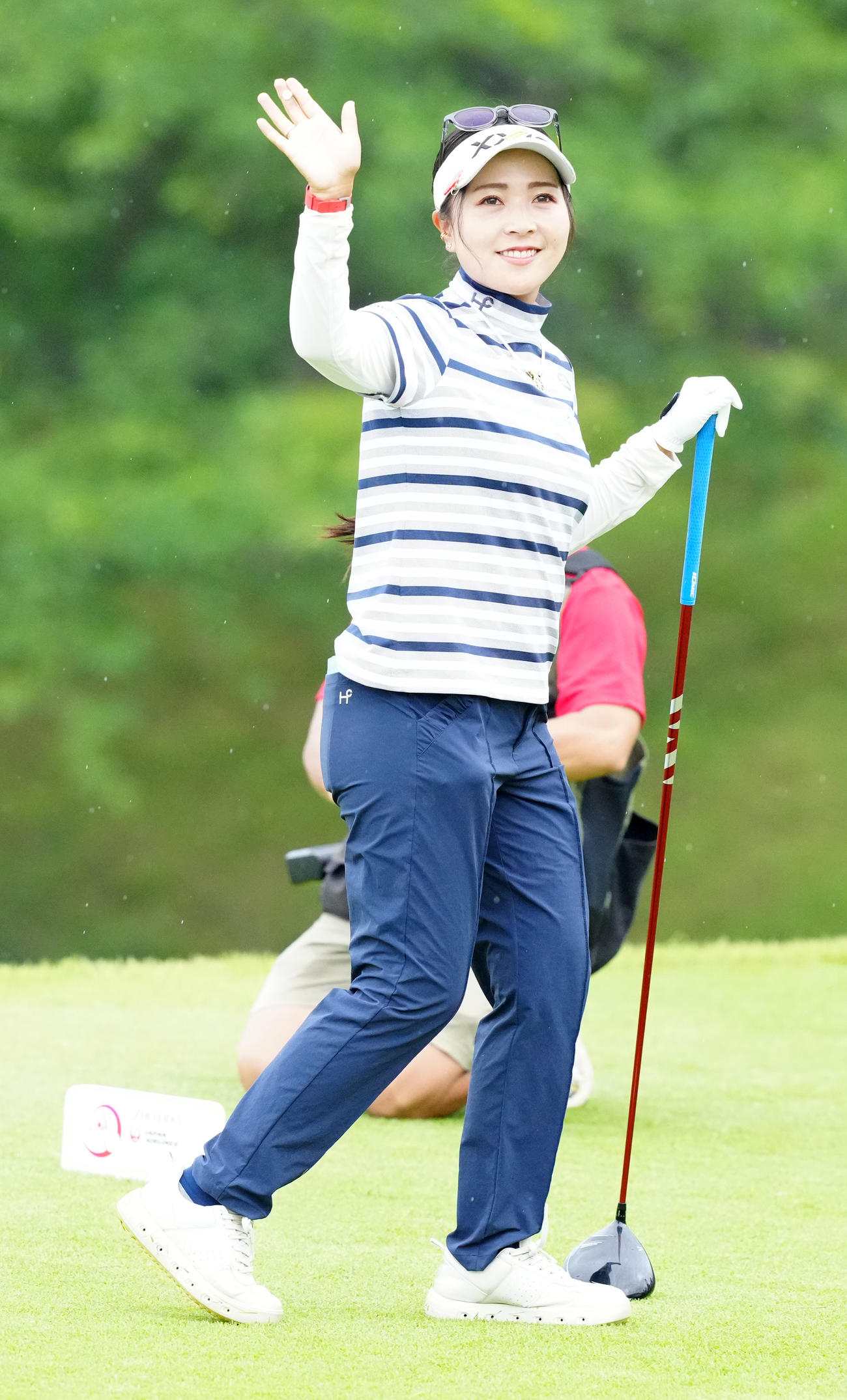 資生堂・JALレディースのプロアマ大会で手を振る青木（撮影・江口和貴）