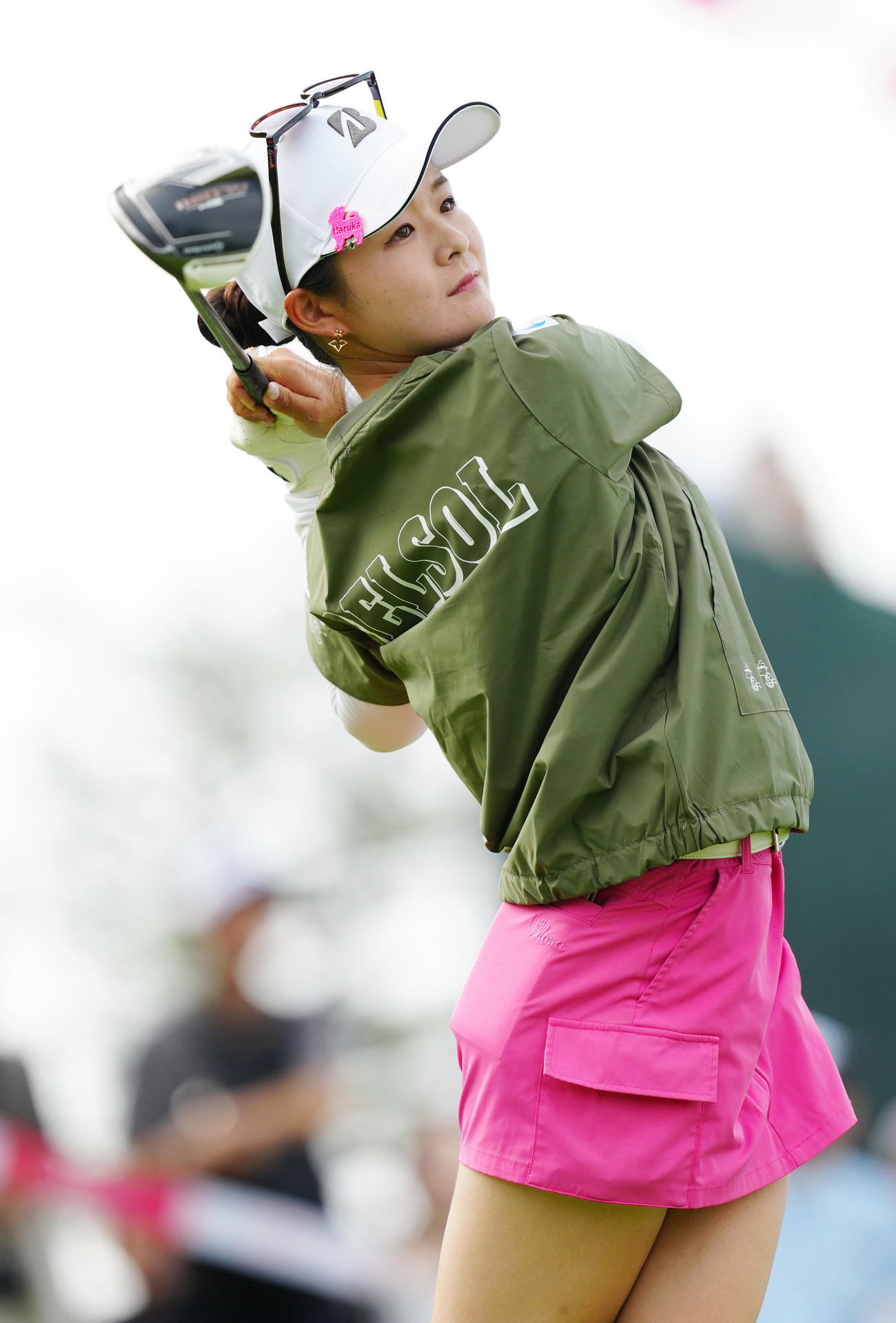 1番、ティーショットを放つ川崎（撮影・江口和貴）