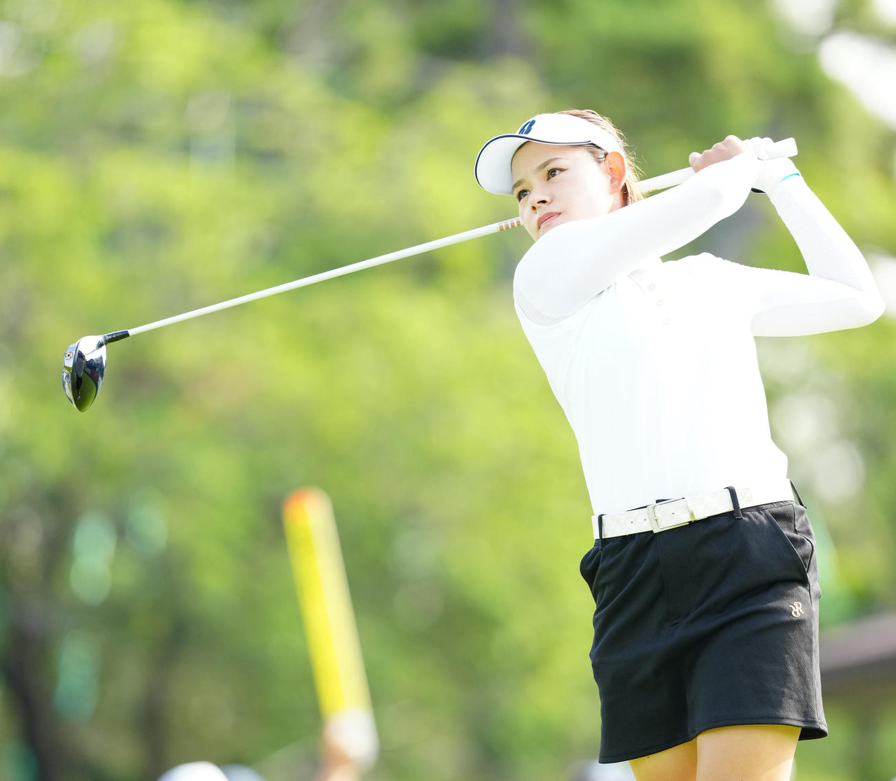 10番、ティーショットを放つ森井（撮影・江口和貴）