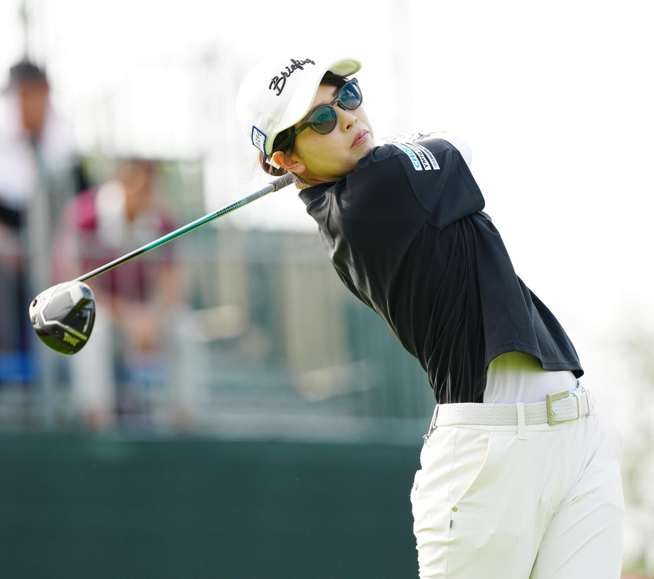 1番、ティーショットを放つ木下（撮影・江口和貴）