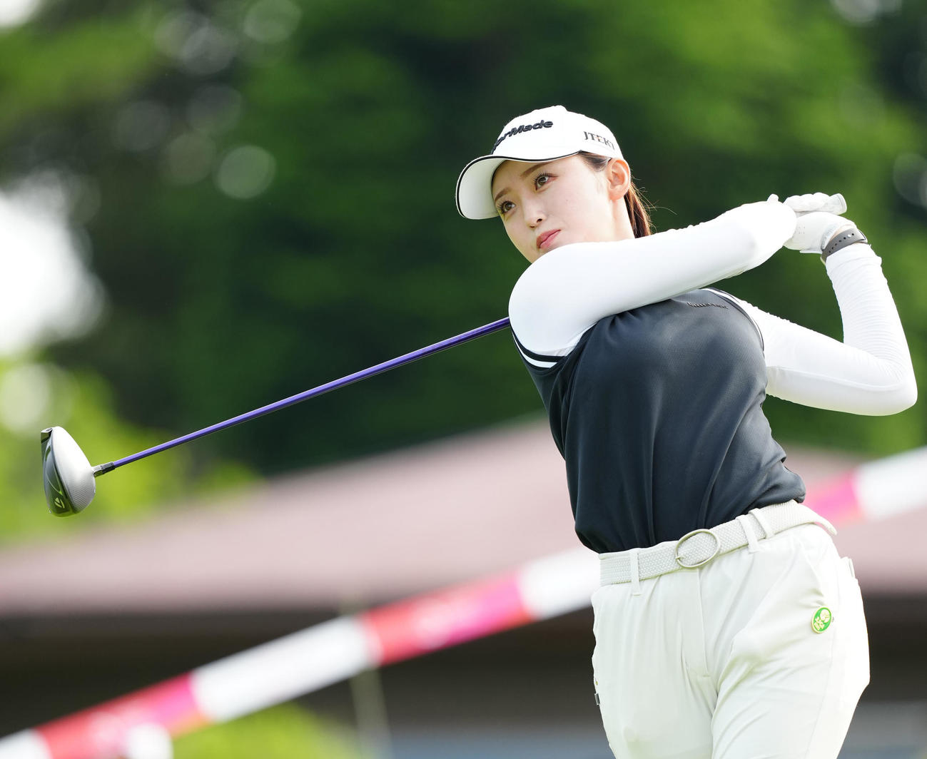 10番、ティーショットを放つ清本（撮影・江口和貴）