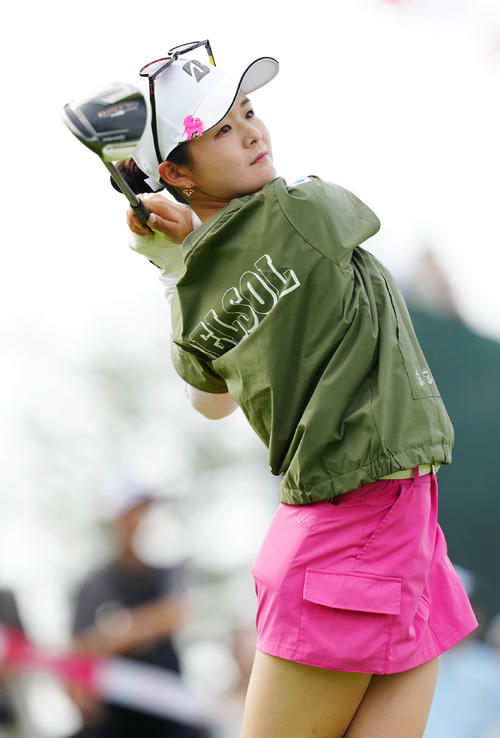 1番、ティーショットを放つ川崎（撮影・江口和貴）