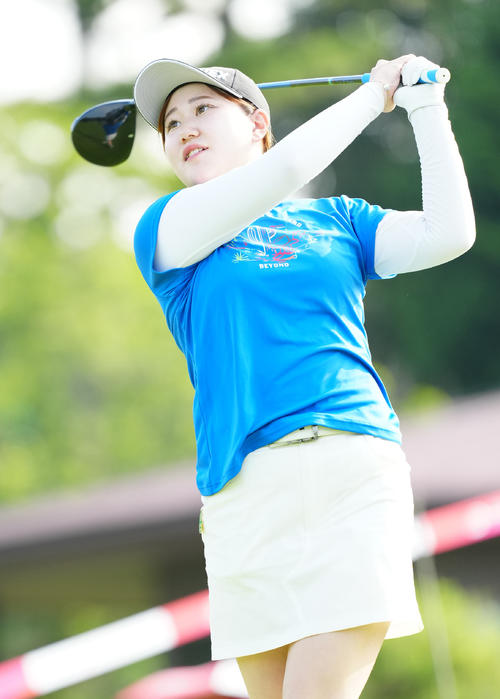 10番、ティーショットを放つアマチュアの倉林（撮影・江口和貴）