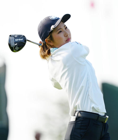 1番、ティーショットを放つ小野（撮影・江口和貴）