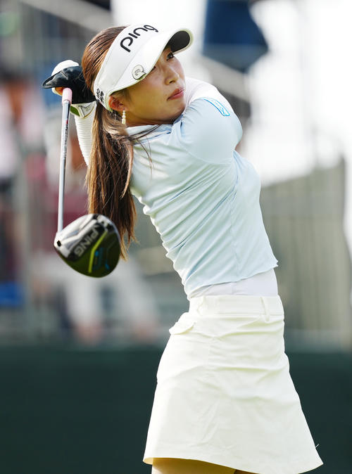 1番、ティーショットを放つ大出（撮影・江口和貴）