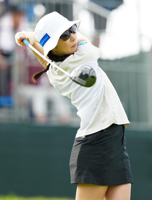 1番、ティーショットを放つ篠崎（撮影・江口和貴）